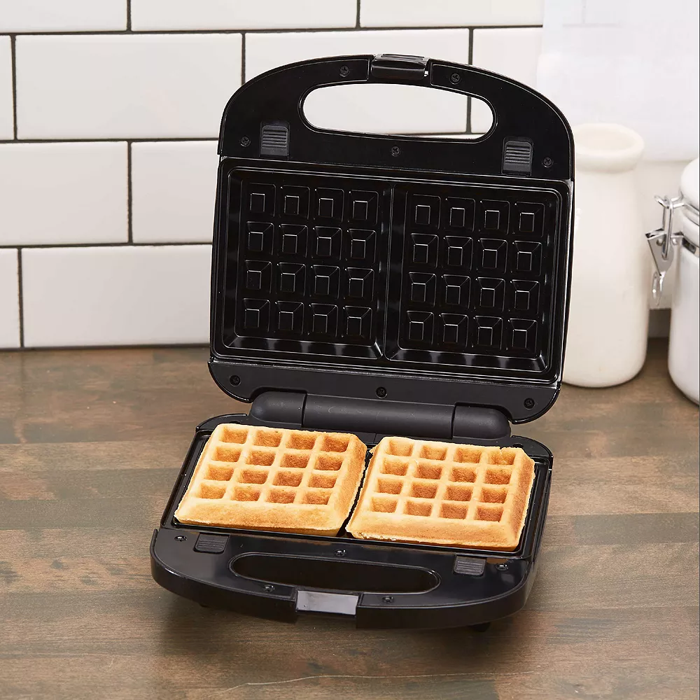 Black & Decker BLACK+DECKER™ 3-in-1 Waffle Maker, Grill & Sandwich Maker 4 Black & Decker BLACK+DECKER™ 3-in-1 Waffle Maker, Grill & Sandwich Maker - Image 2